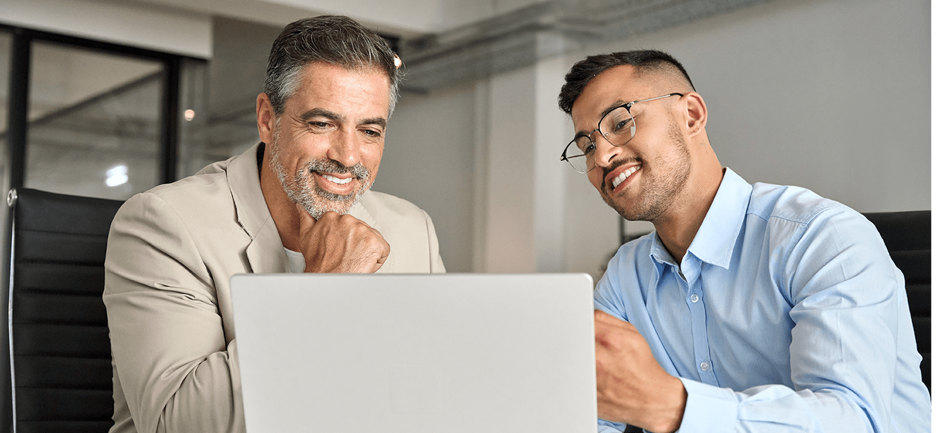 Kollegen, die sich über die verwalteten Druckdienste informieren.