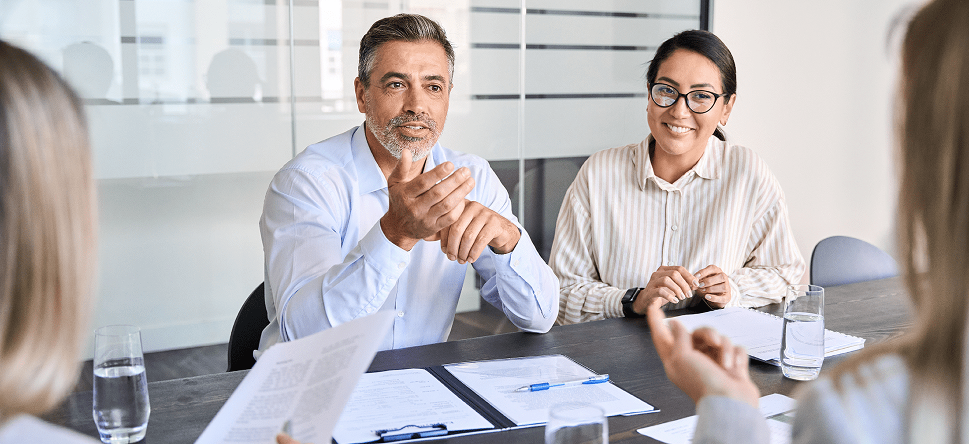 Kollegen diskutieren über Kundendienstleistungen.