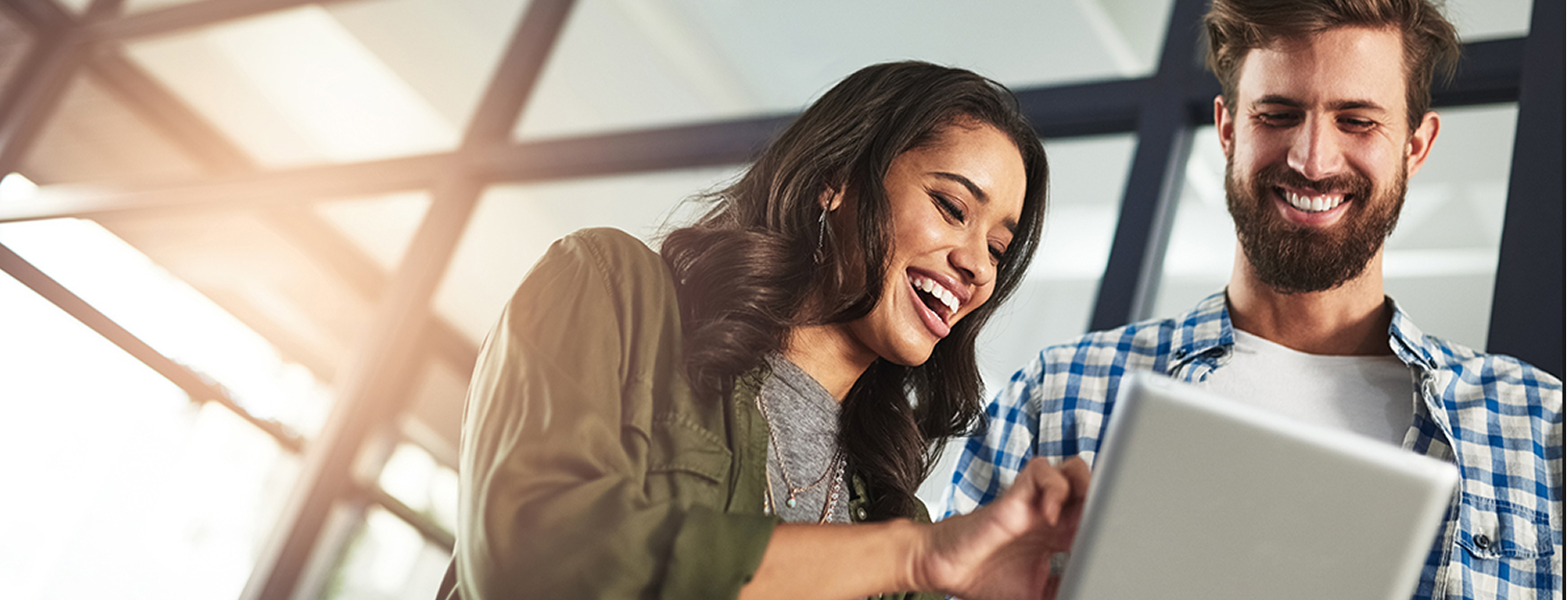 Kollegen tauschen über ein Tablet Ideen aus.