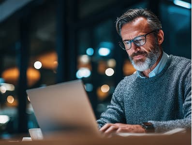 eine Person, die einen Laptop benutzt