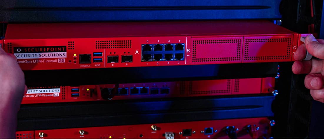 eine Person, die einen Server in ein Rack einsetzt