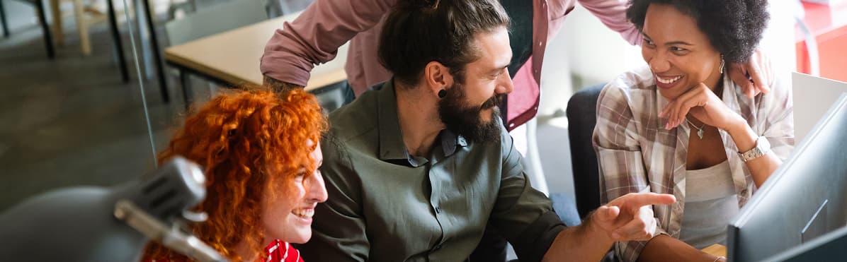 menschen, die vor einem Computer diskutieren