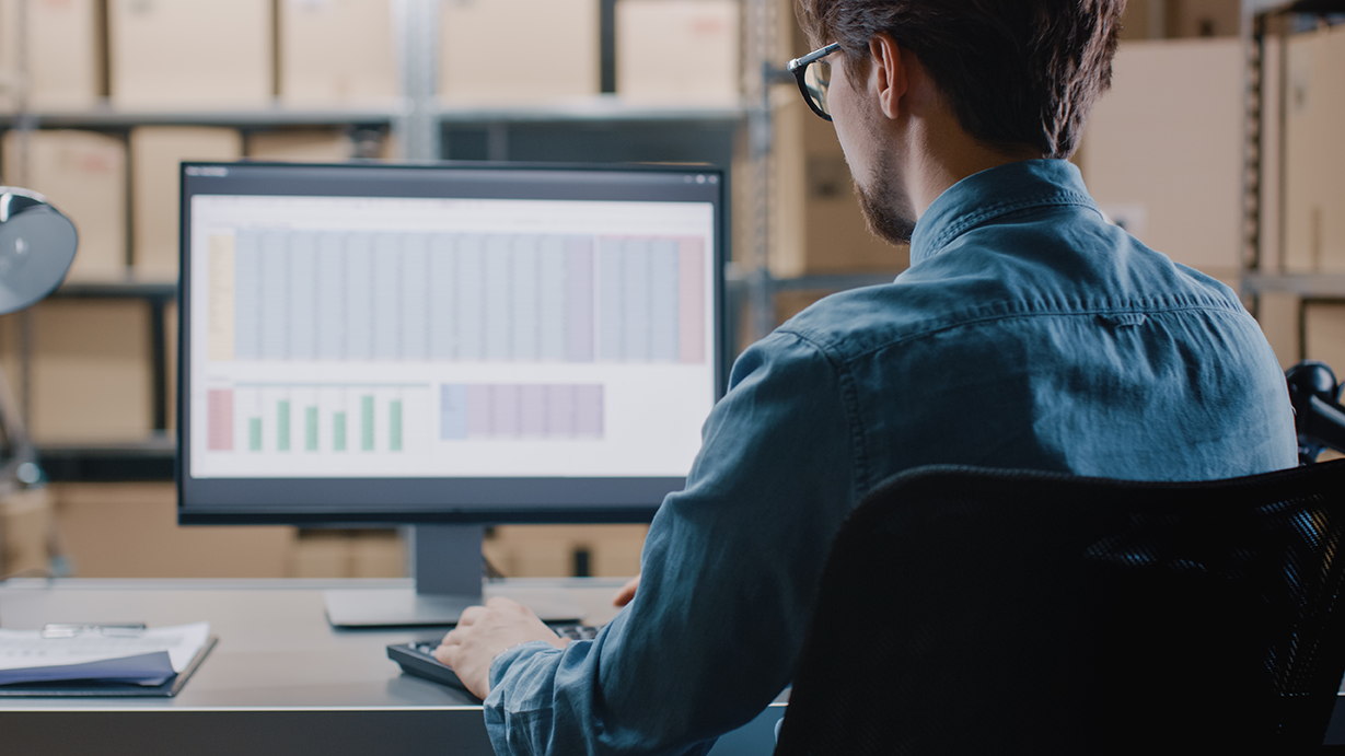 Employés configurant les notifications pour le renouvellement des licences.
