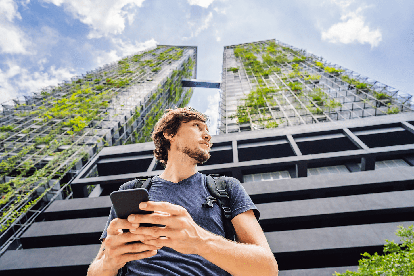 Un homme devant un jardin vertical.