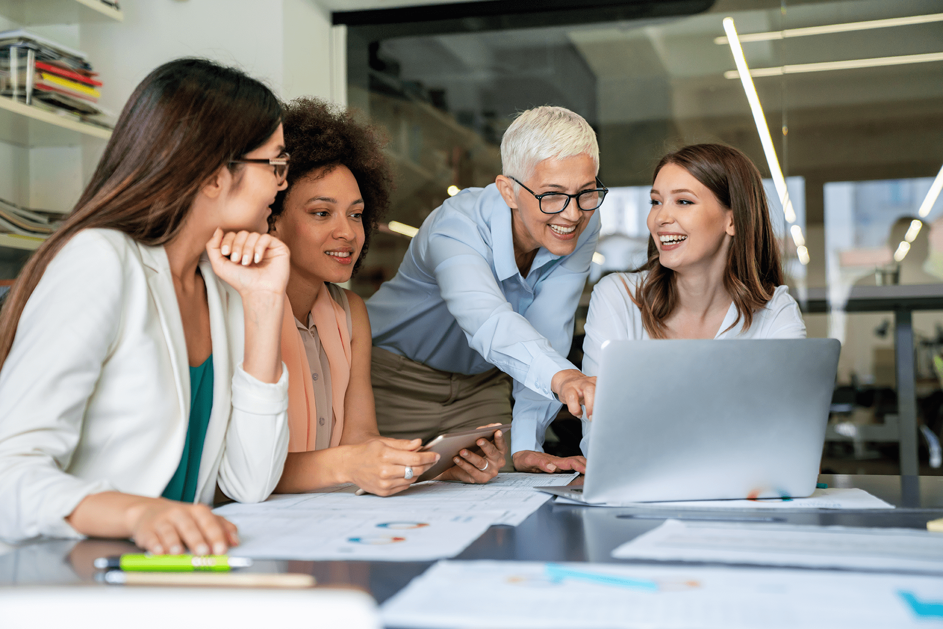 Collègues sur le lieu de travail.