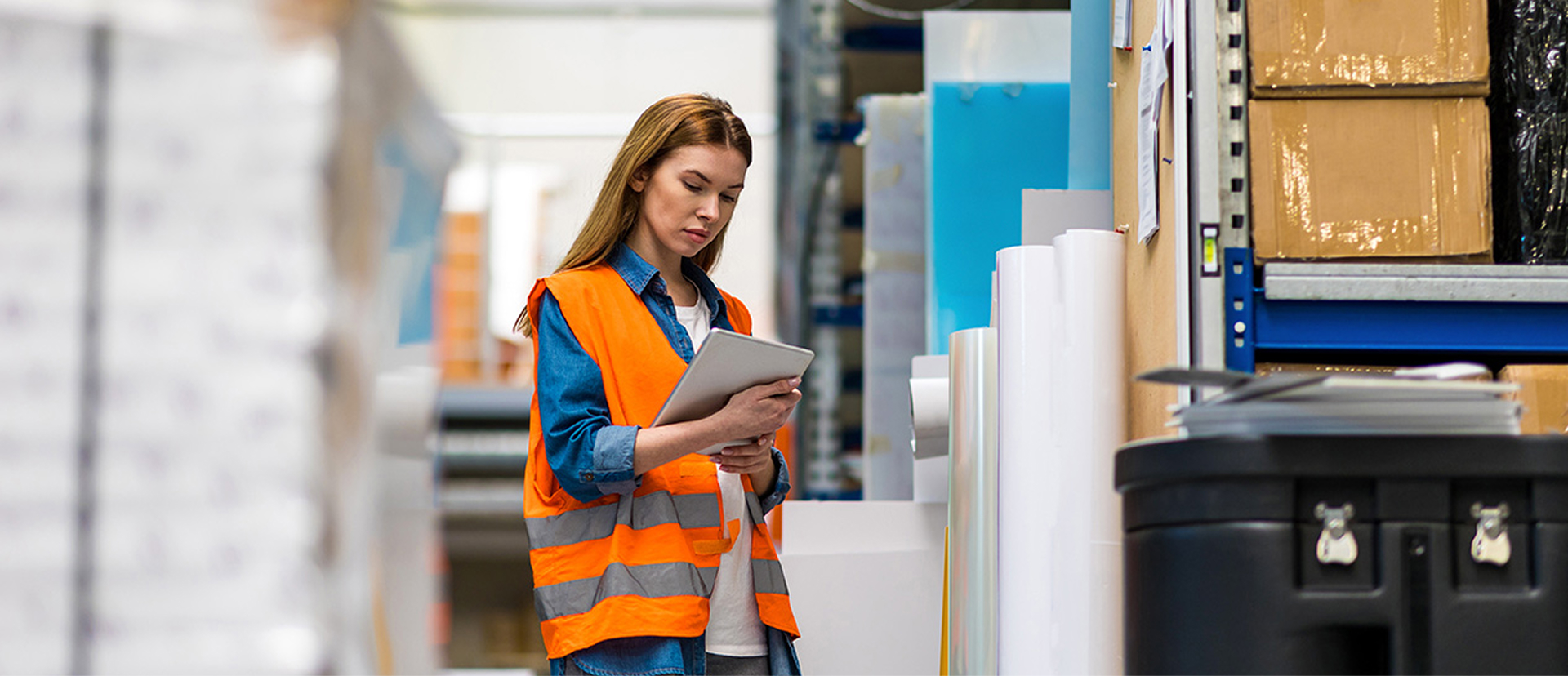 Eine Frau kontrolliert die Lieferung.