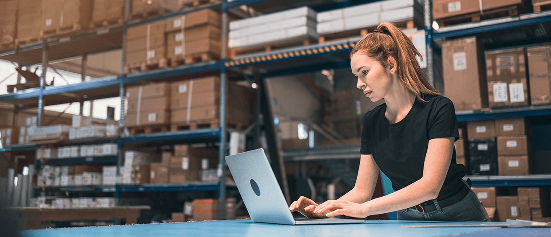 Eine Frau tippt auf einem Laptop.