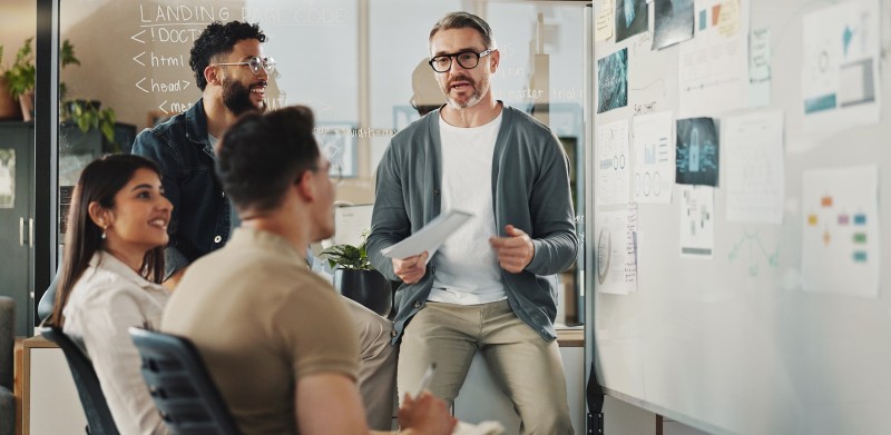 Geschäftiges Büro durch die Glaswände.