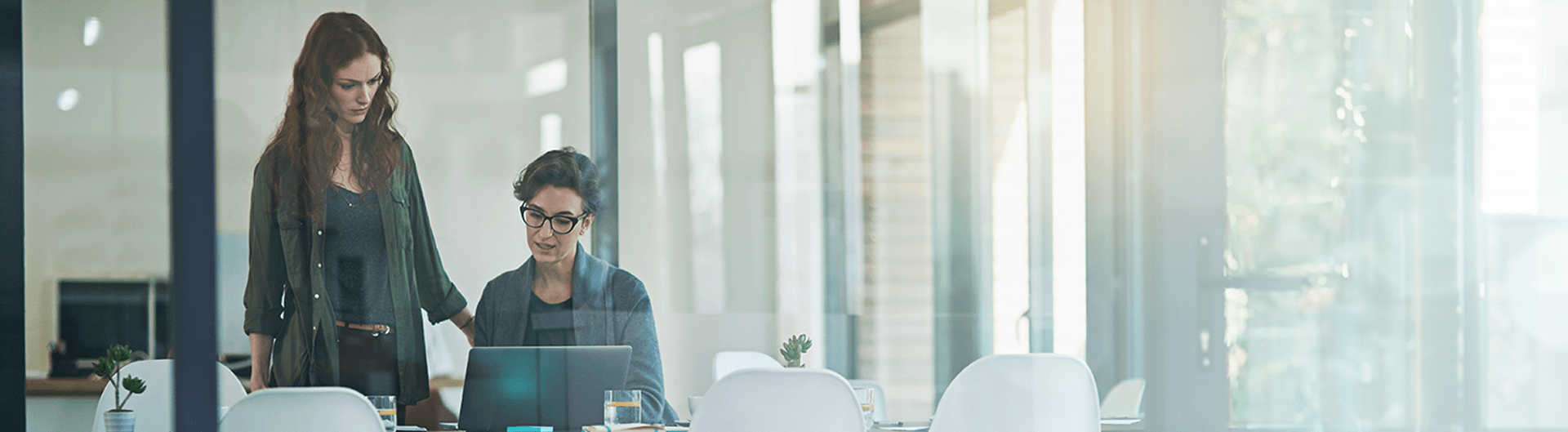 Geschäftiges Büro durch die Glaswände.