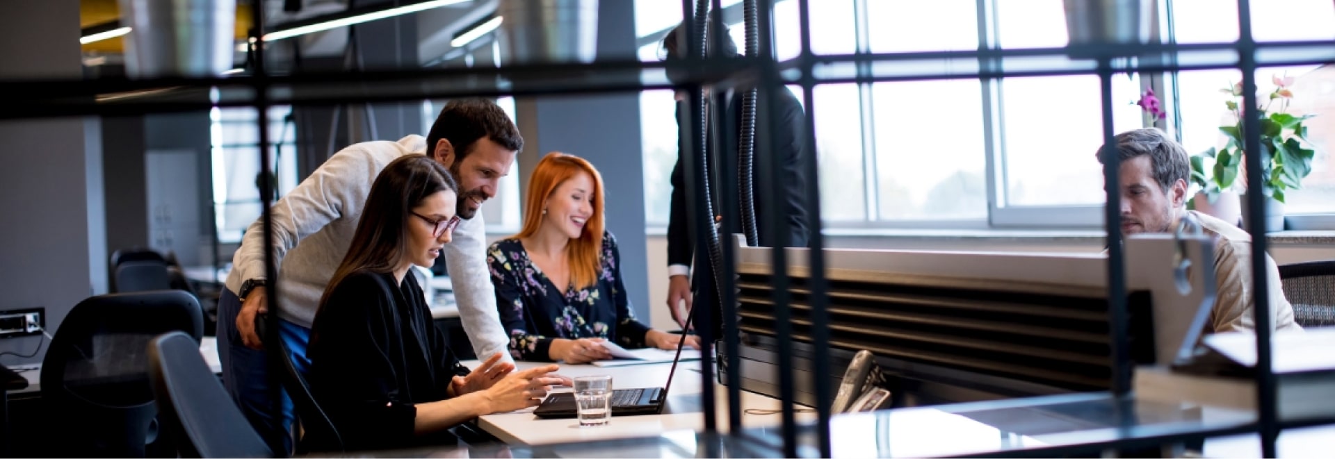 Gut gelaunte Menschen im Büro