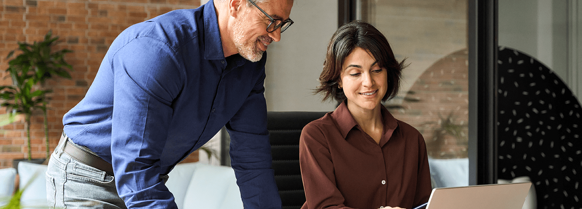 Kollegen diskutieren über Kundendienstleistungen.