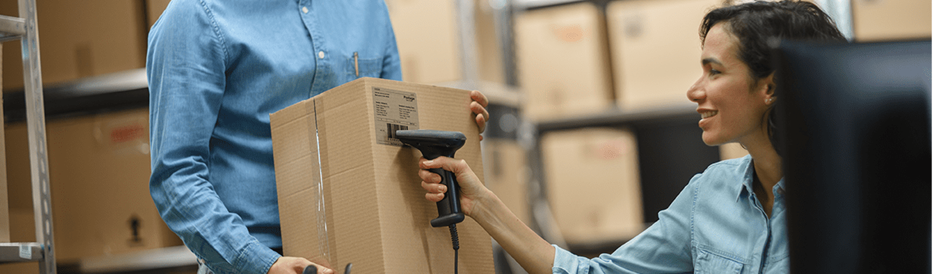 Frau arbeitet an einem Computer.