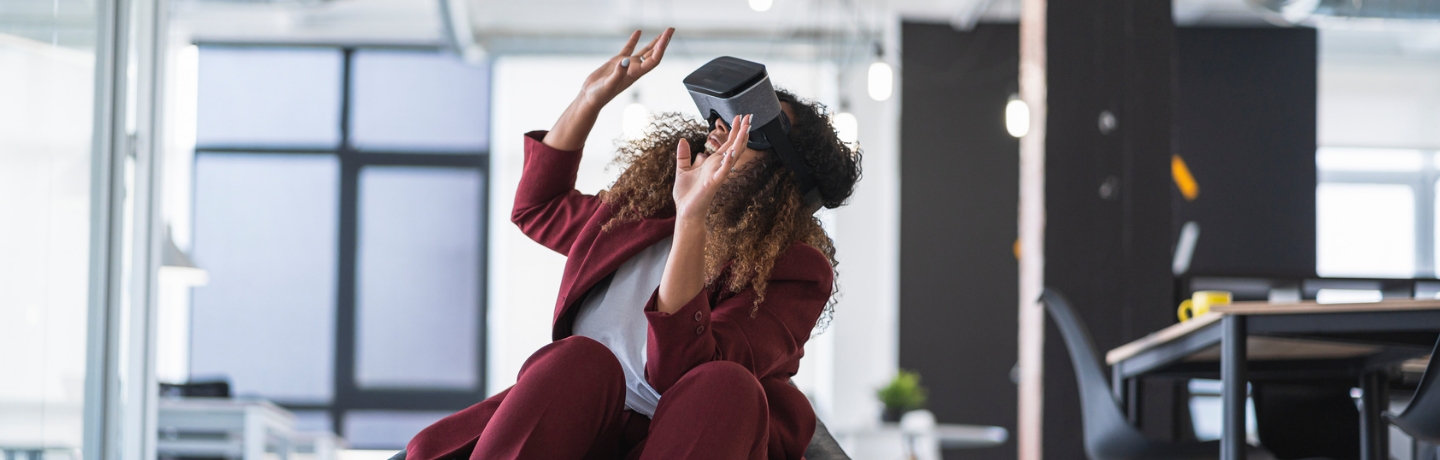 Frau schaut durch VR-Brille