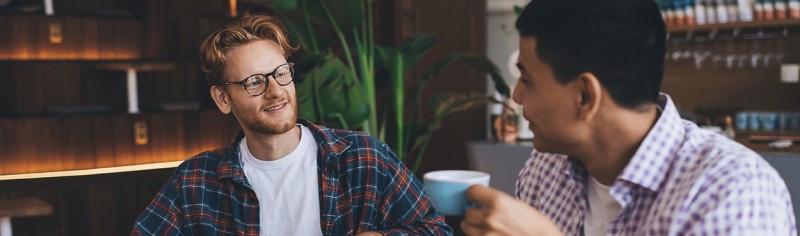 Freunde entdecken die Lösungen der Künstlichen Intelligenz.