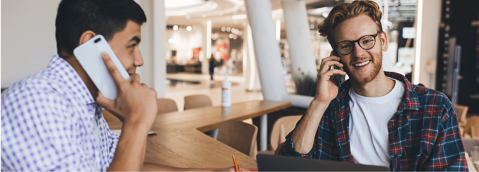 Die Kollegen unterhalten sich über die KI-Plattform.