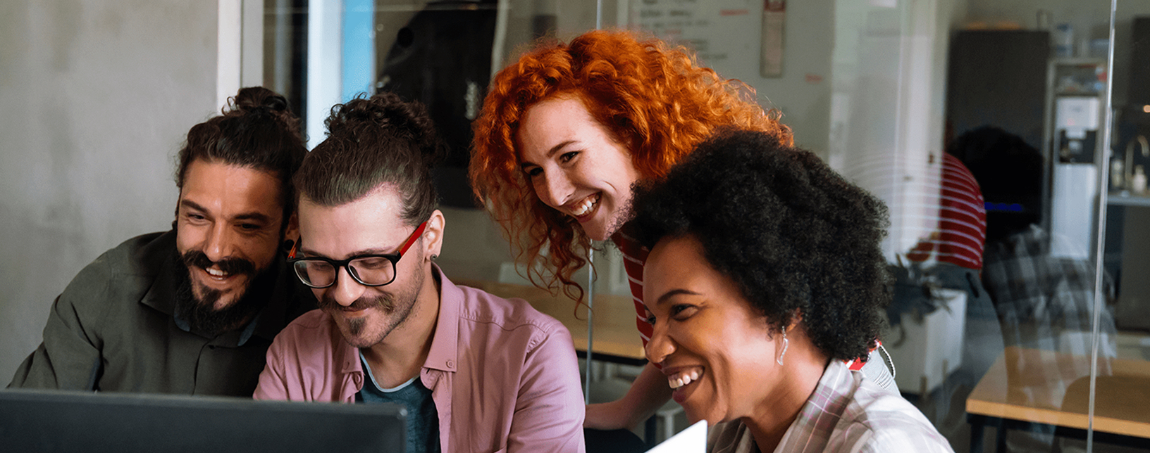 Kollegen prüfen Baupläne.