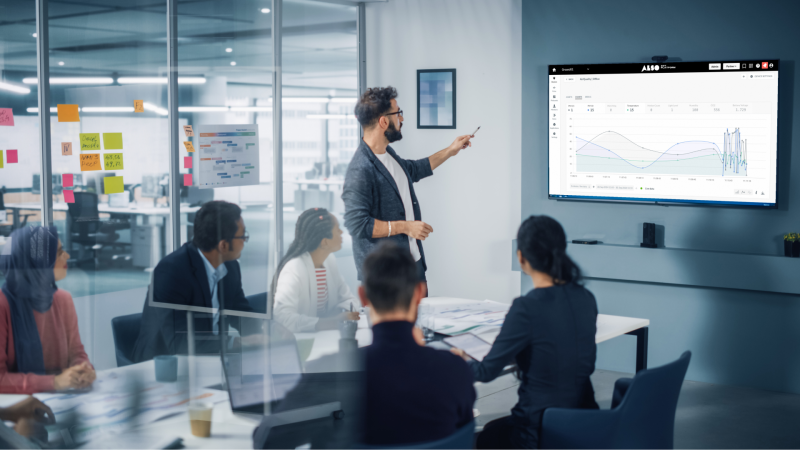 Die ALSO IoT-Plattform wird von der Person auf einem Fernseher im Konferenzraum präsentiert, während die Kollegen eine Besprechung abhalten.