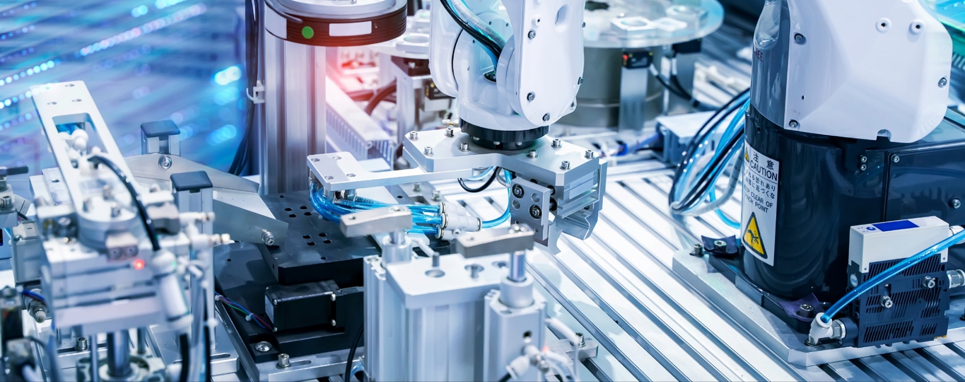 Eine Person h&auml;lt ein Mobiltelefon in der Hand, auf dem das Hologramm eines Planeten zu sehen ist.