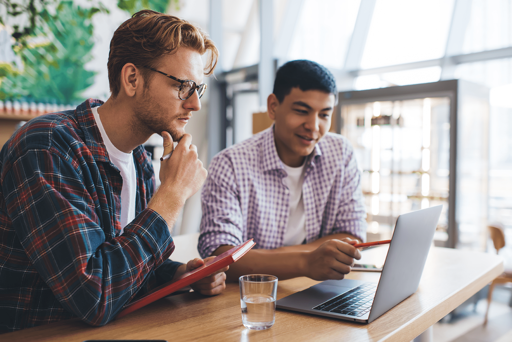 Die Kollegen studieren die künstliche Intelligenz.