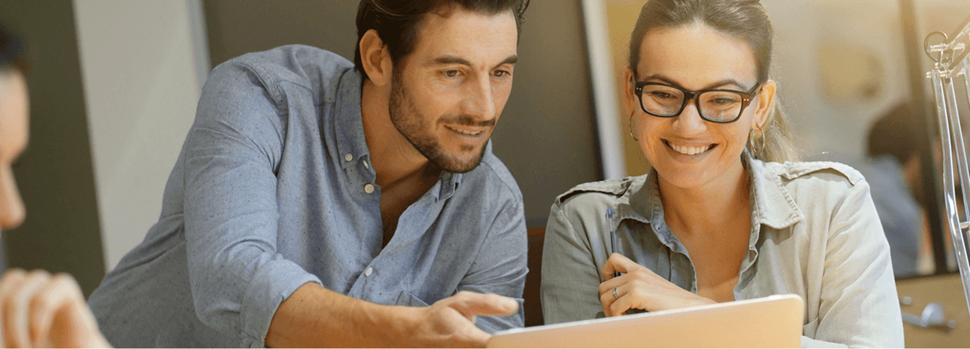 Die Kollegen lesen KI-Artikel.