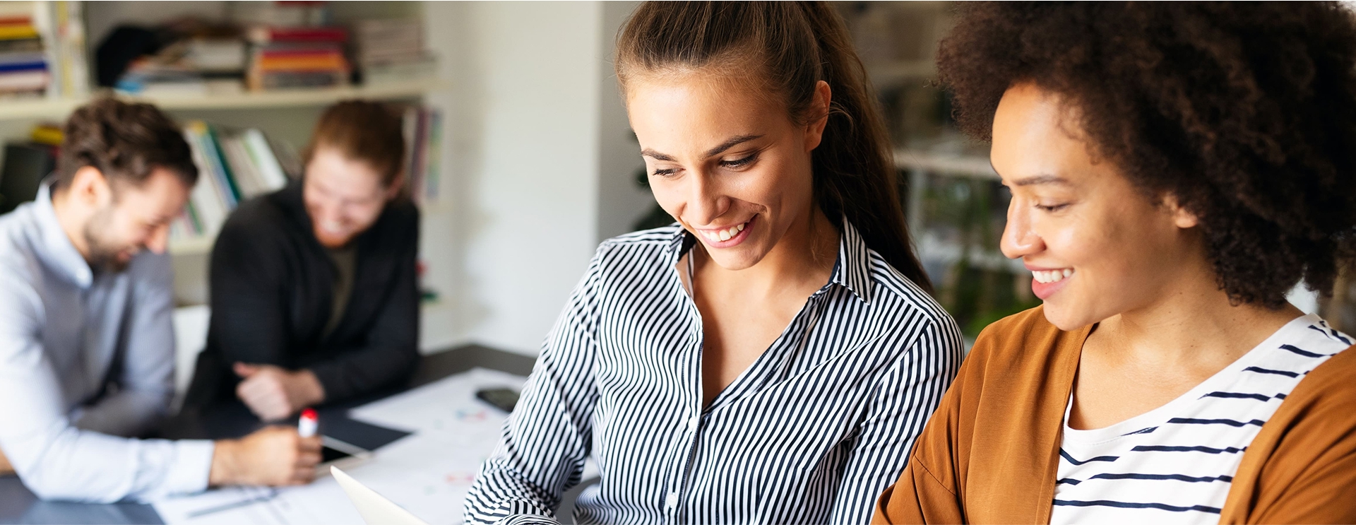 Die M&auml;dchen sehen sich die Cloud-Dienste &uuml;ber einen Laptop an.