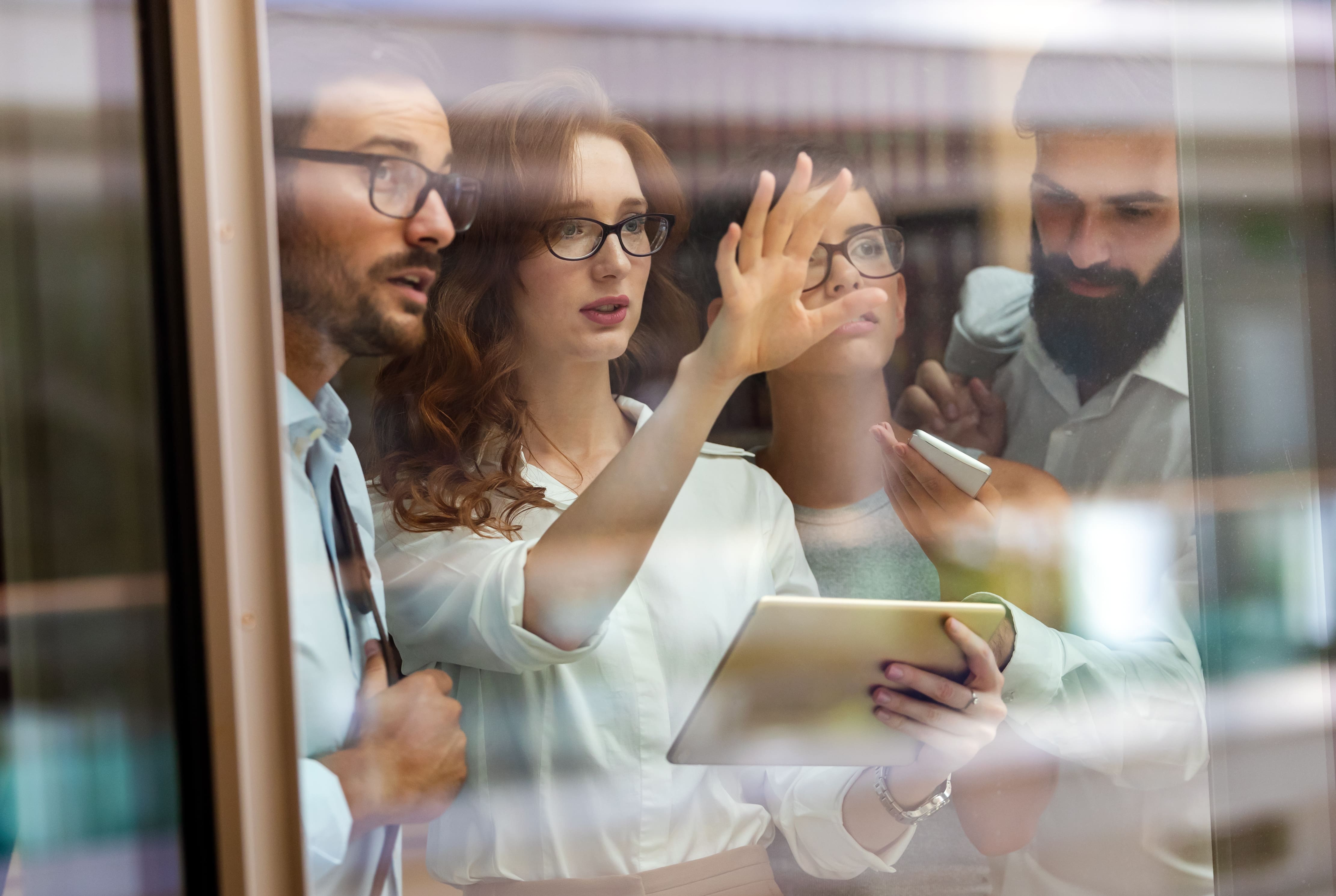 Kollegen, die ein Thema diskutieren