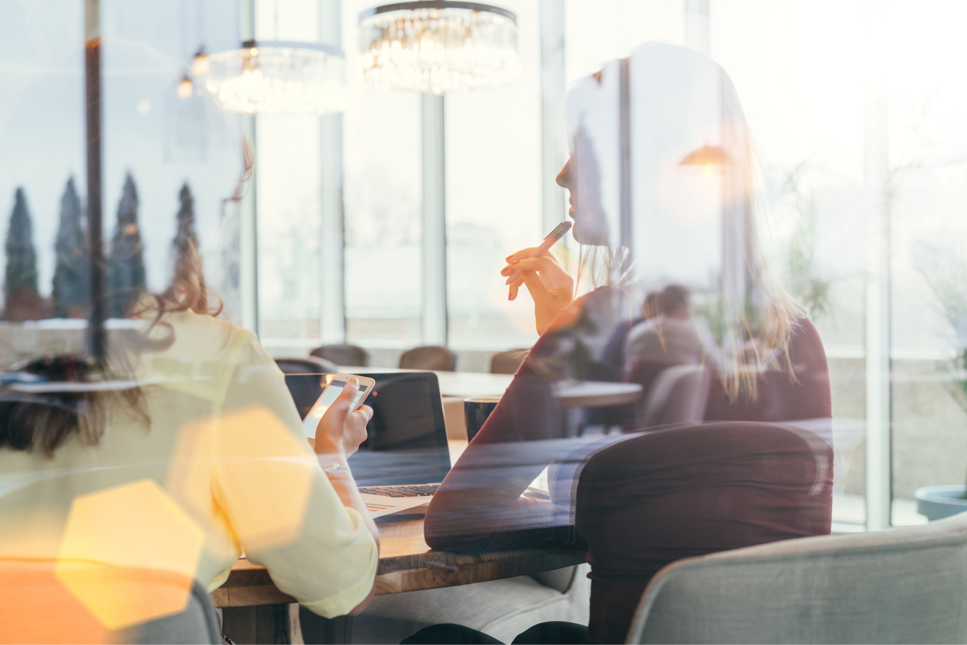 Frauen, die sich beim Surfen auf ihren Geräten unterhalten.