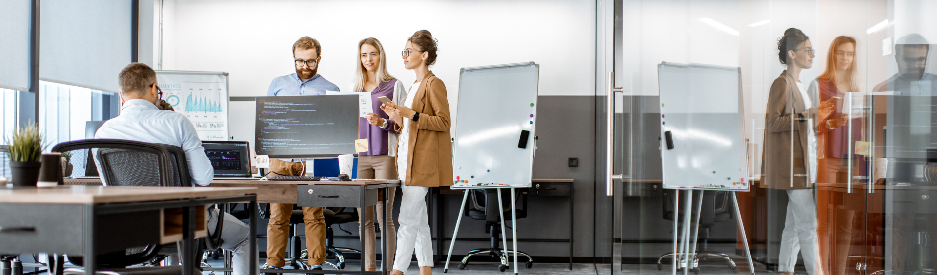 Das Team bespricht ein Thema im B&uuml;ro des Entwicklers.