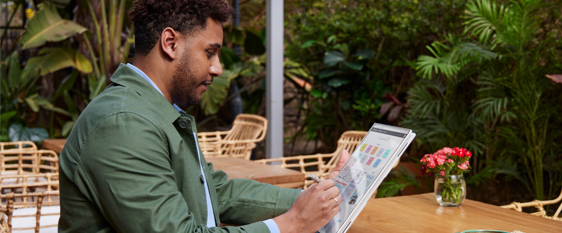 Ein Mann sitzt am Tablet