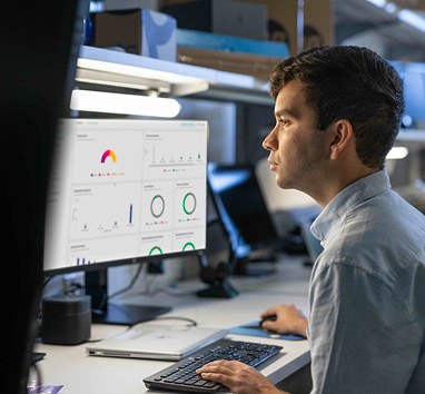 Ein Mann sitzt vor einem Monitor