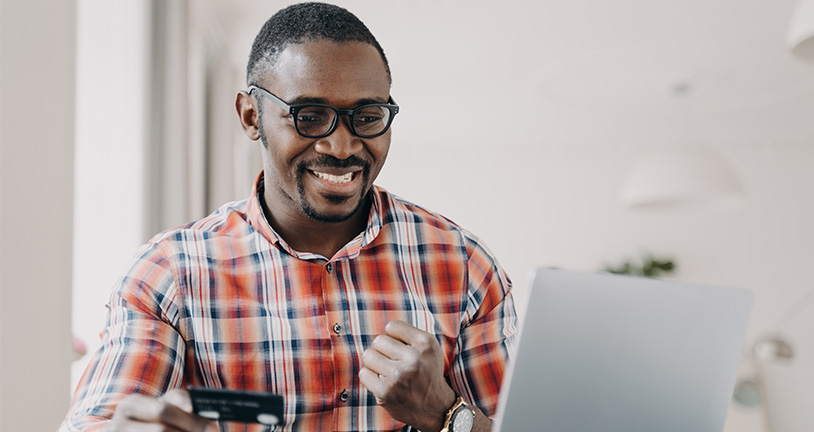 Ein Mann sitzt vor einem Laptop