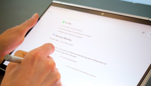 Person schreibt mit einem Pencil auf ein Tablet