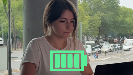 Frau sitzt vor einem Laptop