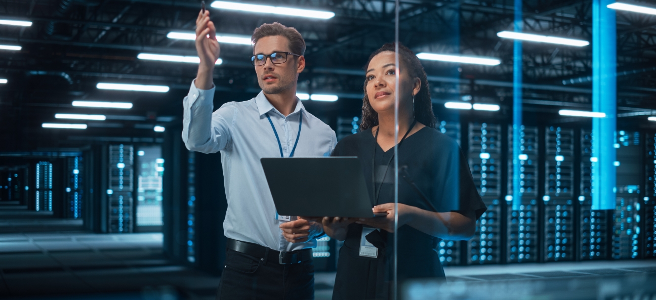 Two people in a datacenter discussing solutions 